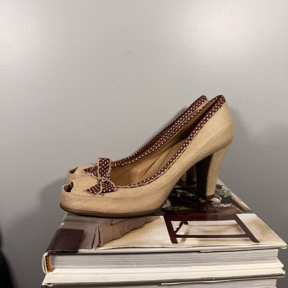 AEROSOLES Size 9 Tan and Brown Polka Dots Peep-Toe Heels - Picture 3 of 8